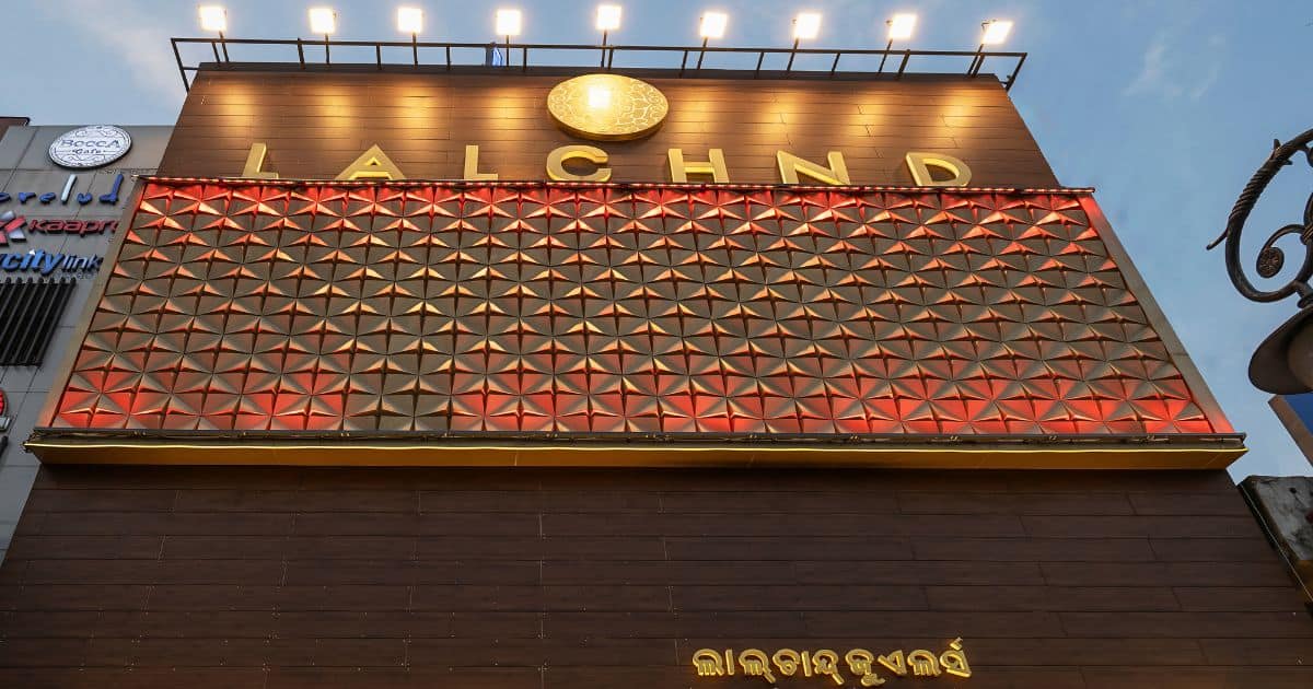 How Architects Use Natural and Artificial Lighting to Enhance the Visual Impact of Building Facades